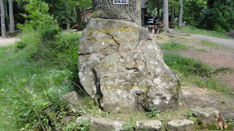 Ritterstein Nr. 058-3b Zimmer-Platz bei Erbauung der Burg Scharfeneck, später Schlossgarten.JPG - Ritterstein Nr.58 Zimmer-Platz bei Erbauung der Burg Scharfeneck, später Schlossgarten